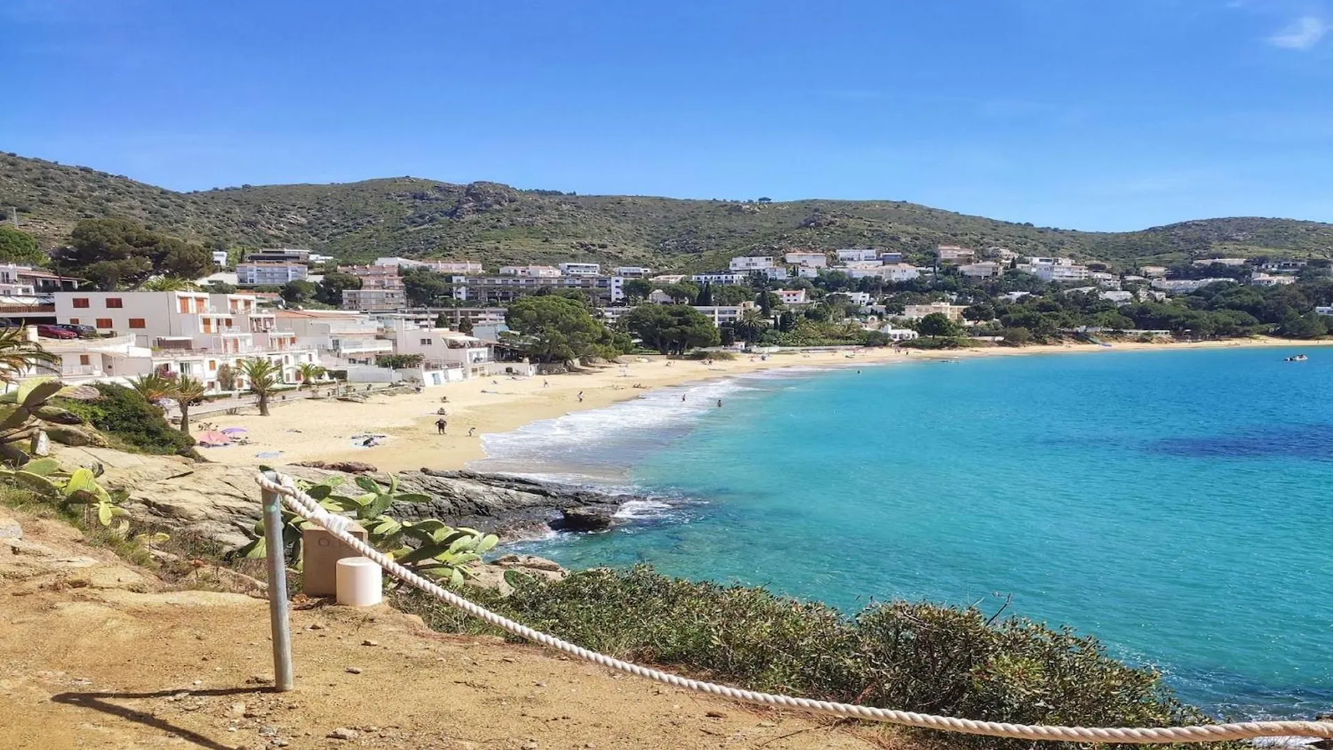 Spacious Apartment Near Roses Beach
