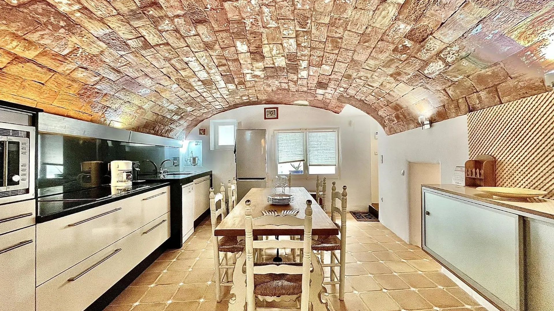 Spacious Apartment Near Roses Beach