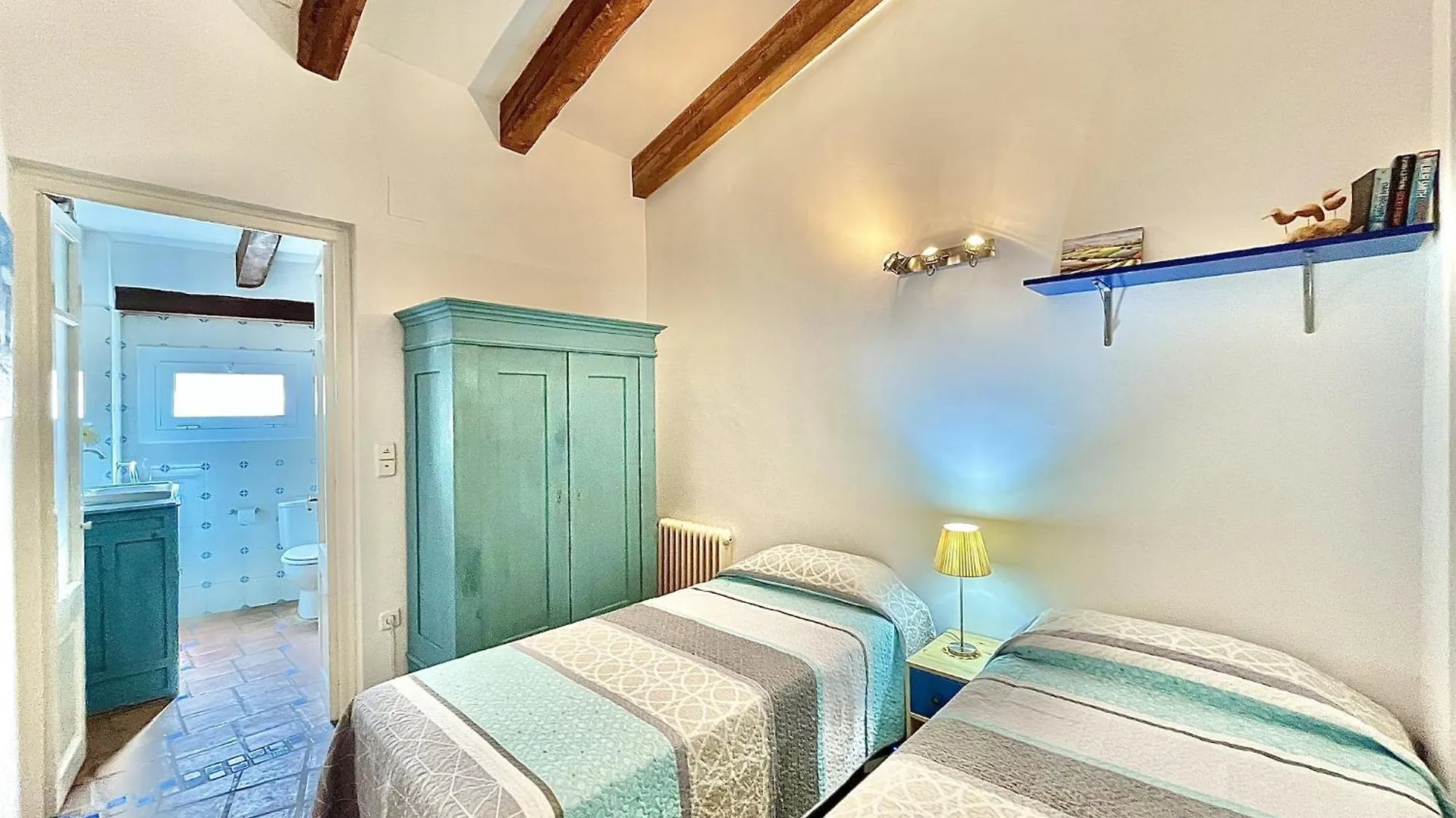 Spacious Apartment Near Roses Beach