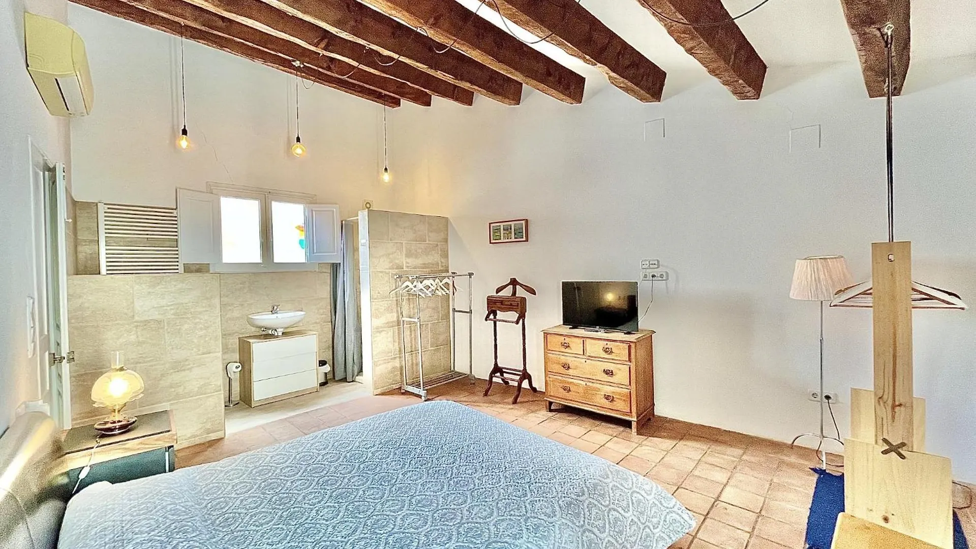 Spacious Apartment Near Roses Beach