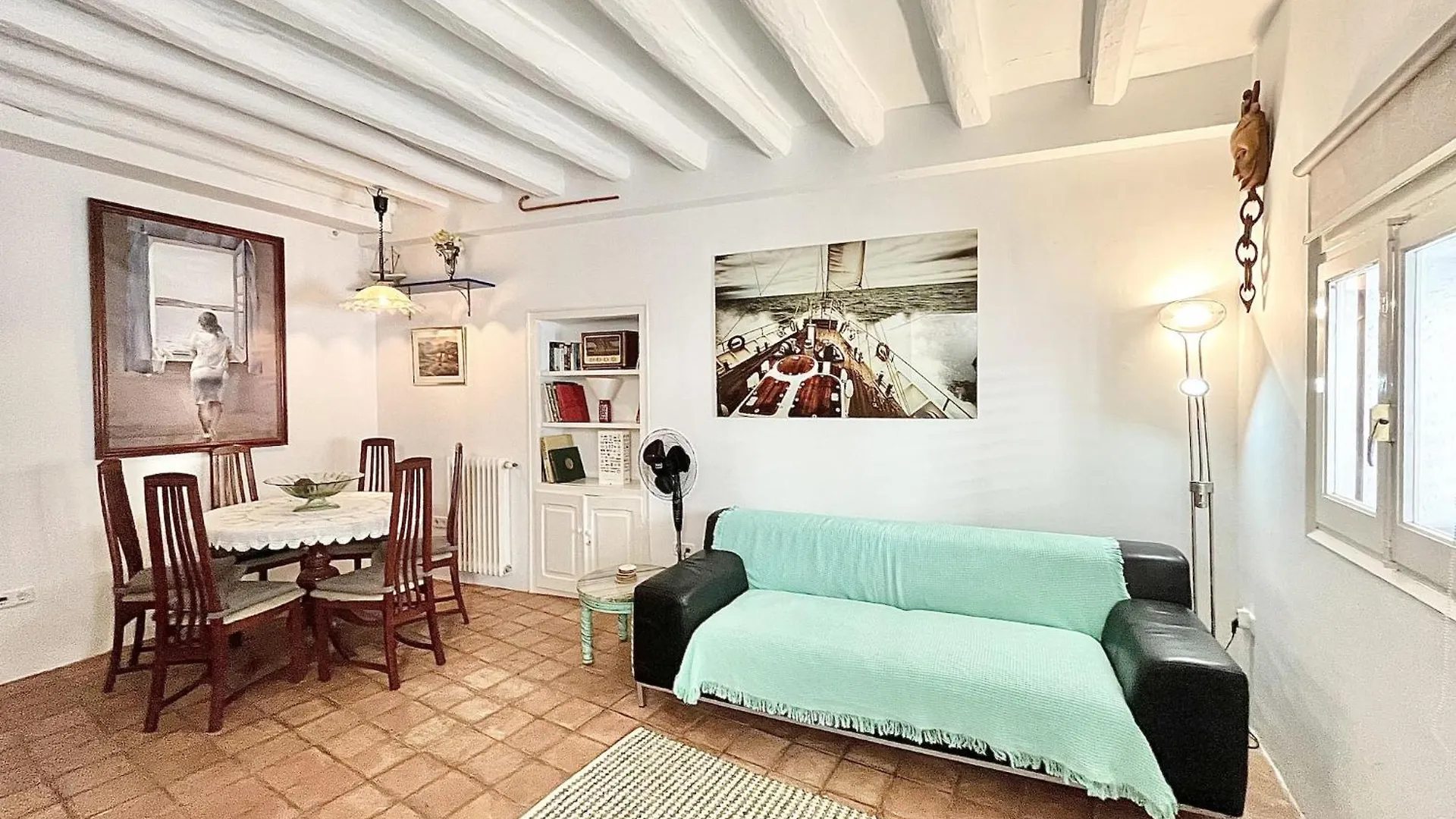 Spacious Apartment Near Roses Beach