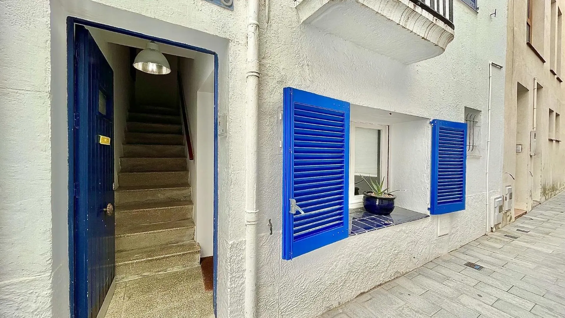 Spacious Apartment Near Roses Beach